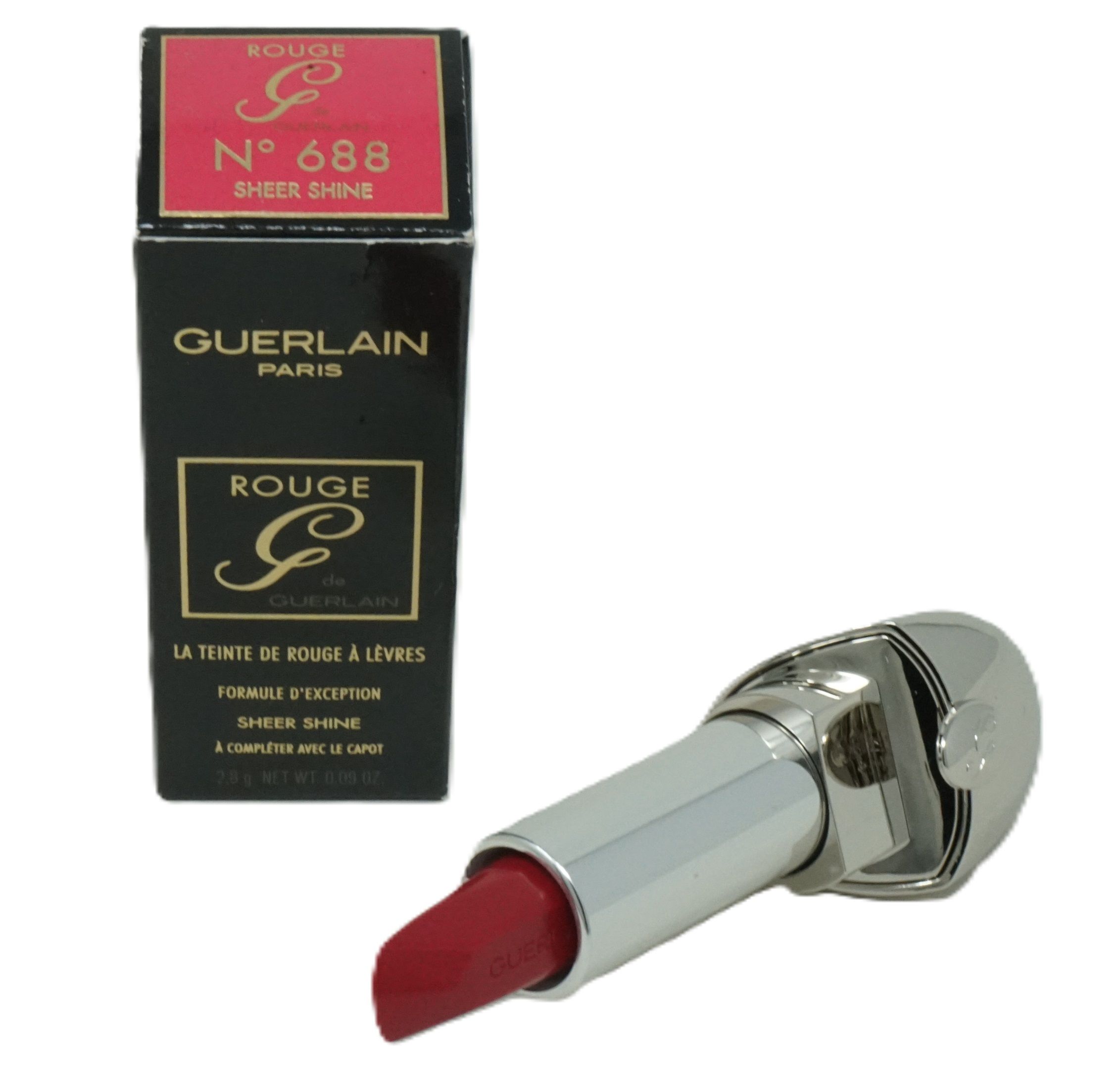 Lippenstift und Verpackung. Lippenstift mit roter Mine, silberfarbenem Gehäuse. Schwarze Verpackung mit rotem Aufdruck und Produktinformationen.