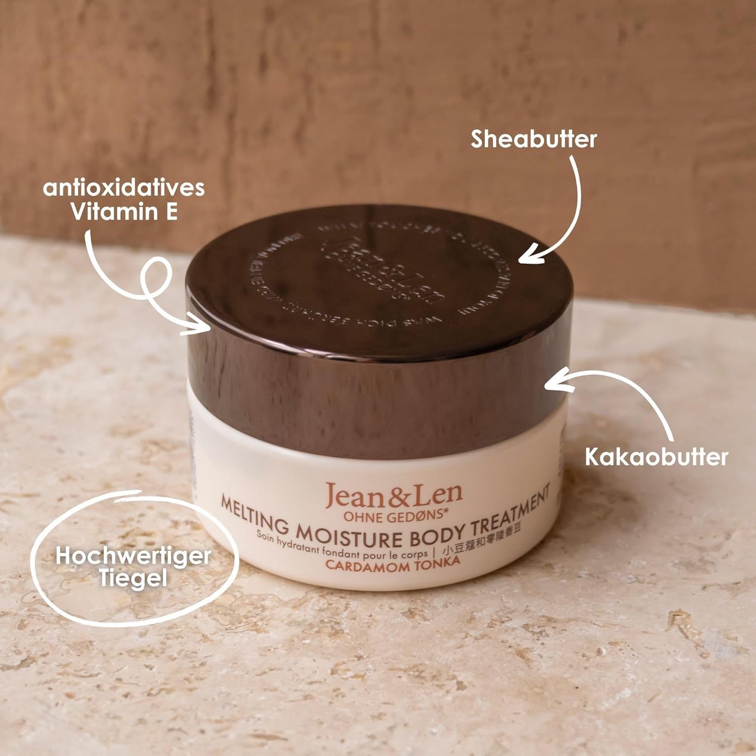 Tiegel mit Deckel. Aufschrift: Jean & Len, Melting Moisture Body Treatment. Inhaltsstoffe: Sheabutter, Kakaobutter, antioxidatives Vitamin E. Hochwertiger Tiegel.