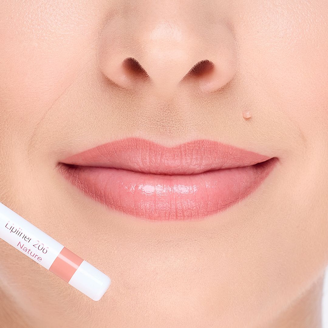 Cosline Lipliner 200 Nature aufgetragen auf Lippen. Präzise Kontur, natürliche Farbe.