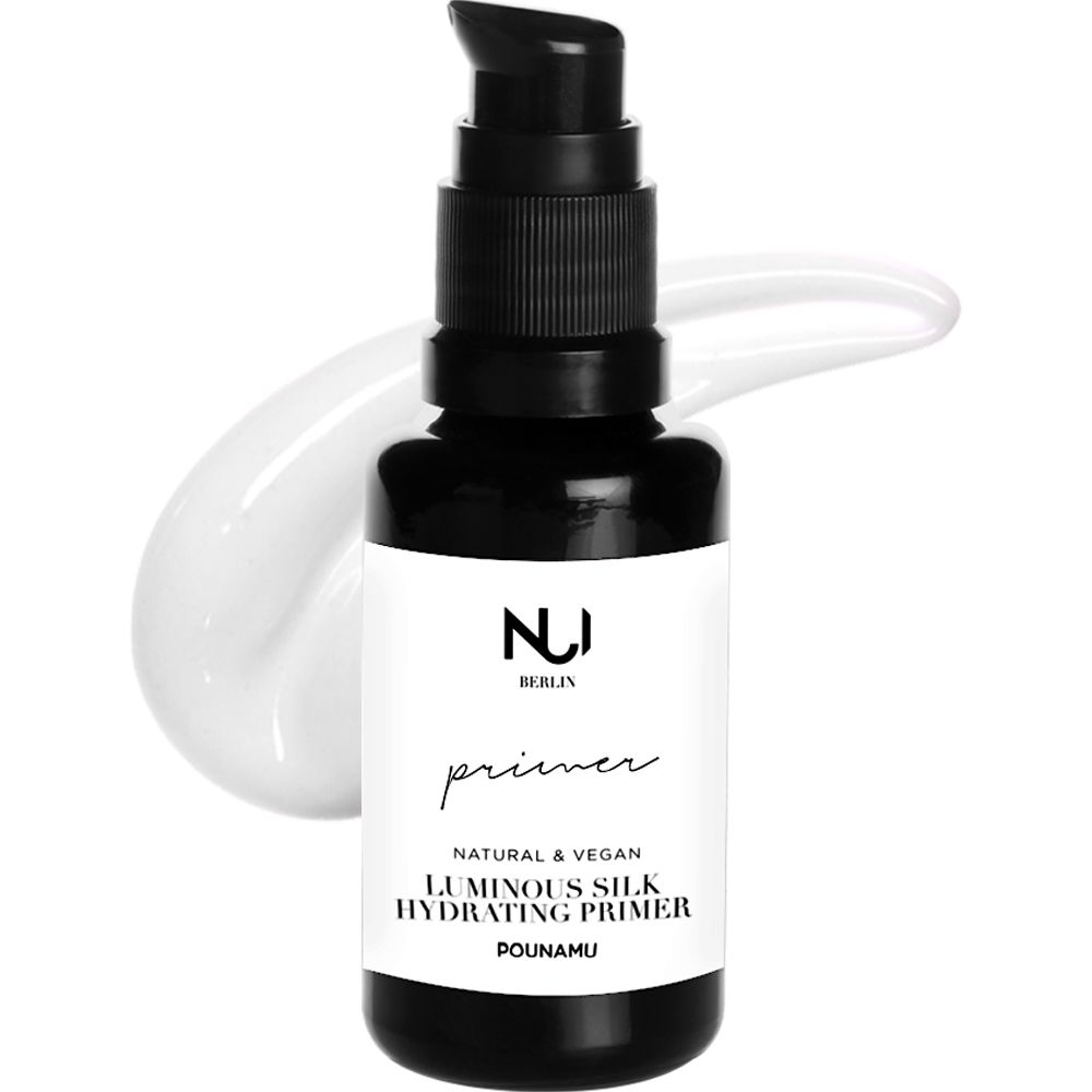 Schwarze Flasche mit Pumpe und weißem Etikett. Text: NUI Berlin, Primer, Natural & Vegan, Luminous Silk Hydrating Primer POUNAMU. Produktstrich.