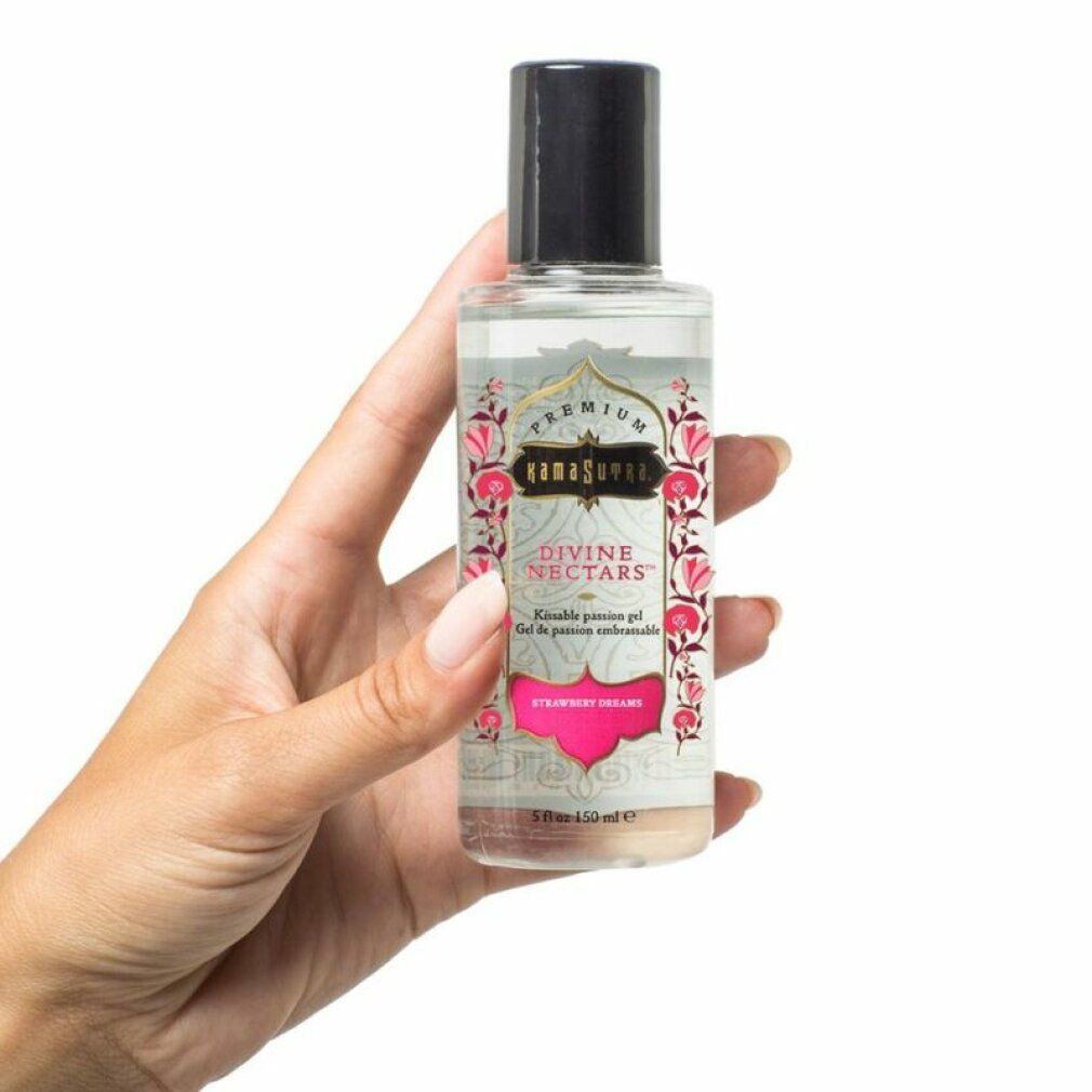 Hand hält Kamasutra Divine Nectars Intimgel Erdbeer-Träume, 150ml.