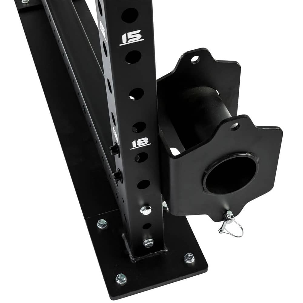 Schwarzes Fitness-Rack mit Seilzug. Metallkonstruktion mit Befestigungselementen. Winkelansicht, Detailaufnahme.