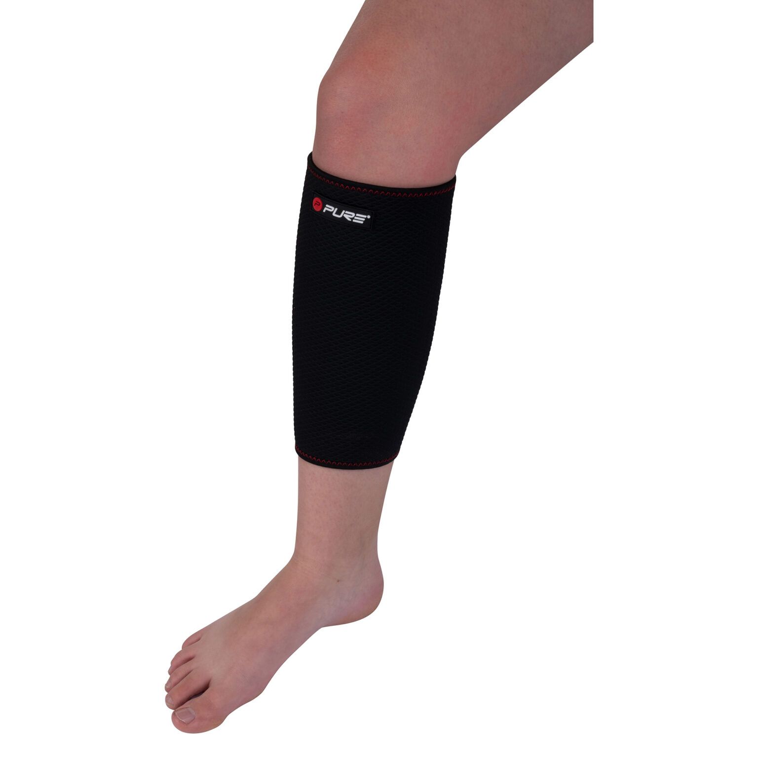 Persona con tutore per polpaccio in neoprene nero. Logo 'PURE'.