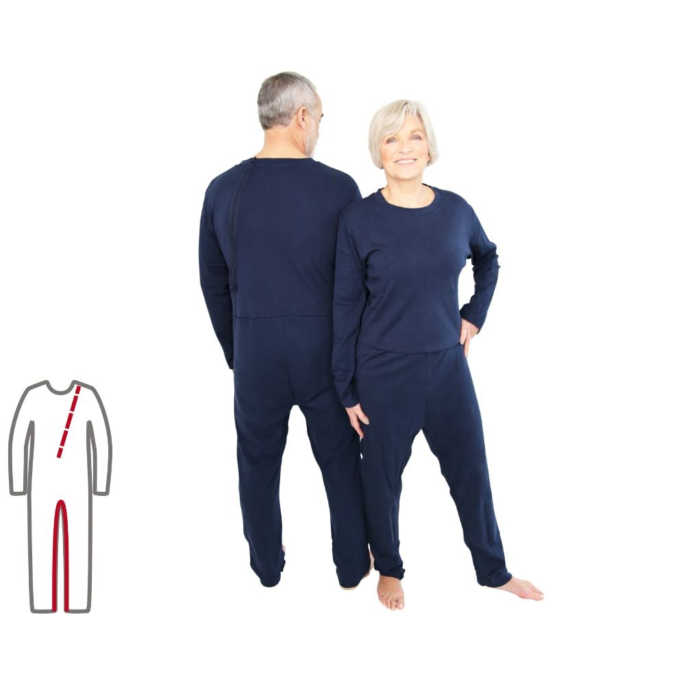 Zwei Personen tragen blaue Pflegeoveralls. Der Overall hat einen langen Rücken-Reißverschluss. Eine Person schaut in die Kamera.