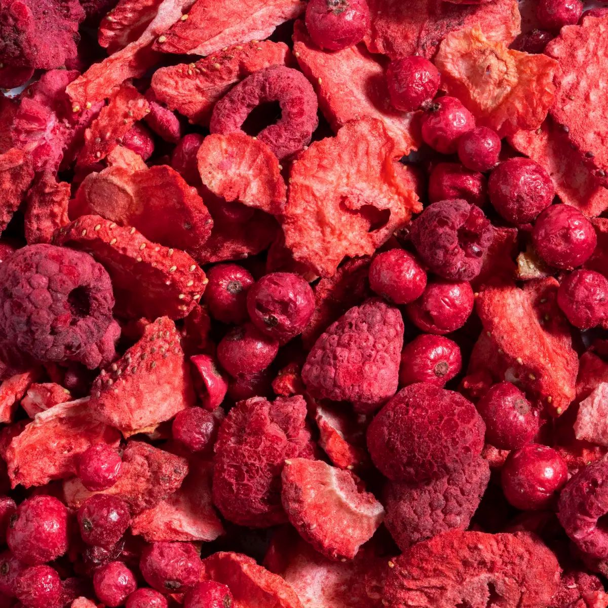 Nahaufnahme von gefriergetrockneten roten Beeren. Erdbeeren, Himbeeren und Johannisbeeren.