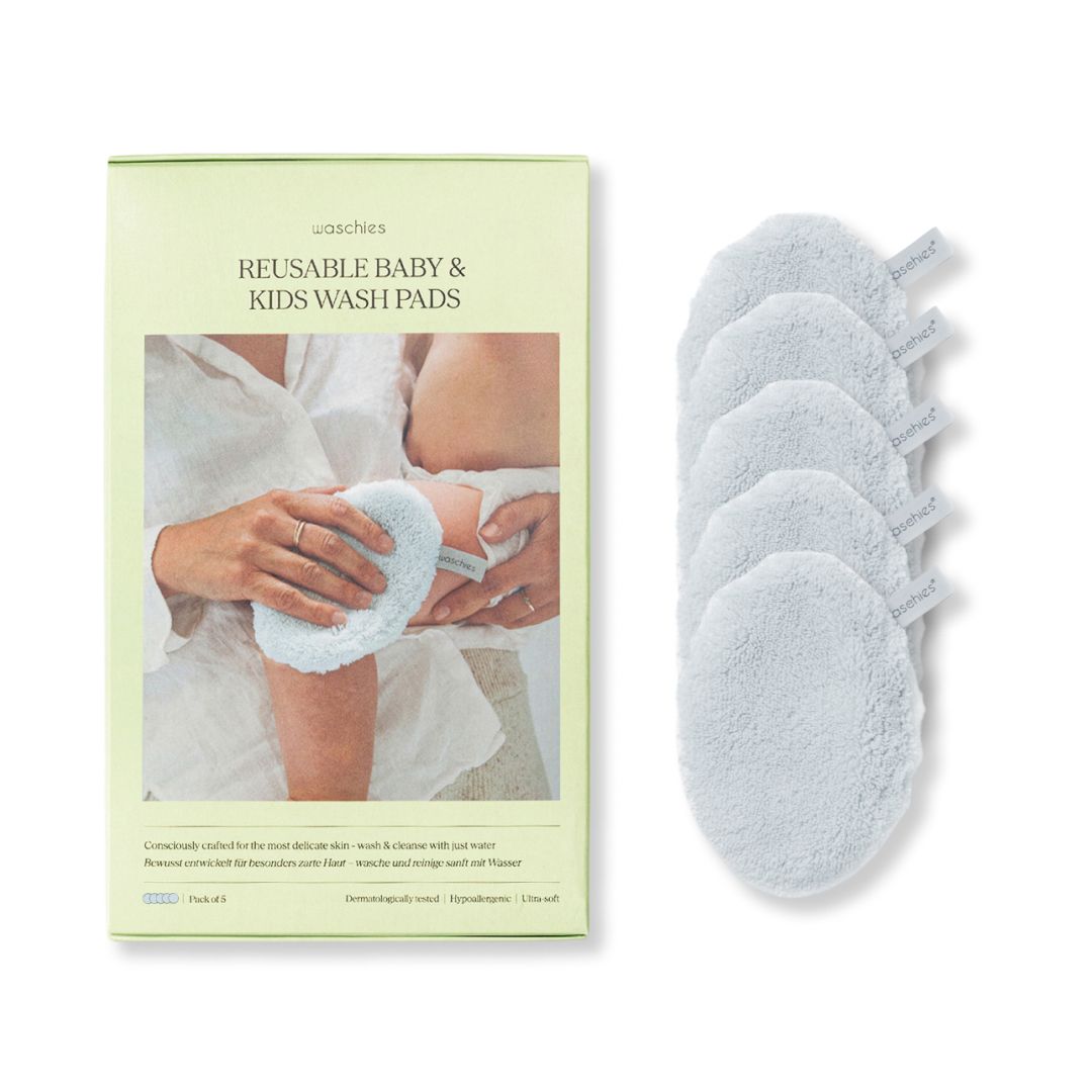 Produktverpackung mit Waschpads. Hellgrüne Schachtel mit Waschpads und einer Person, die ein Baby reinigt. Text: Reusable Baby & Kids Wash Pads.
