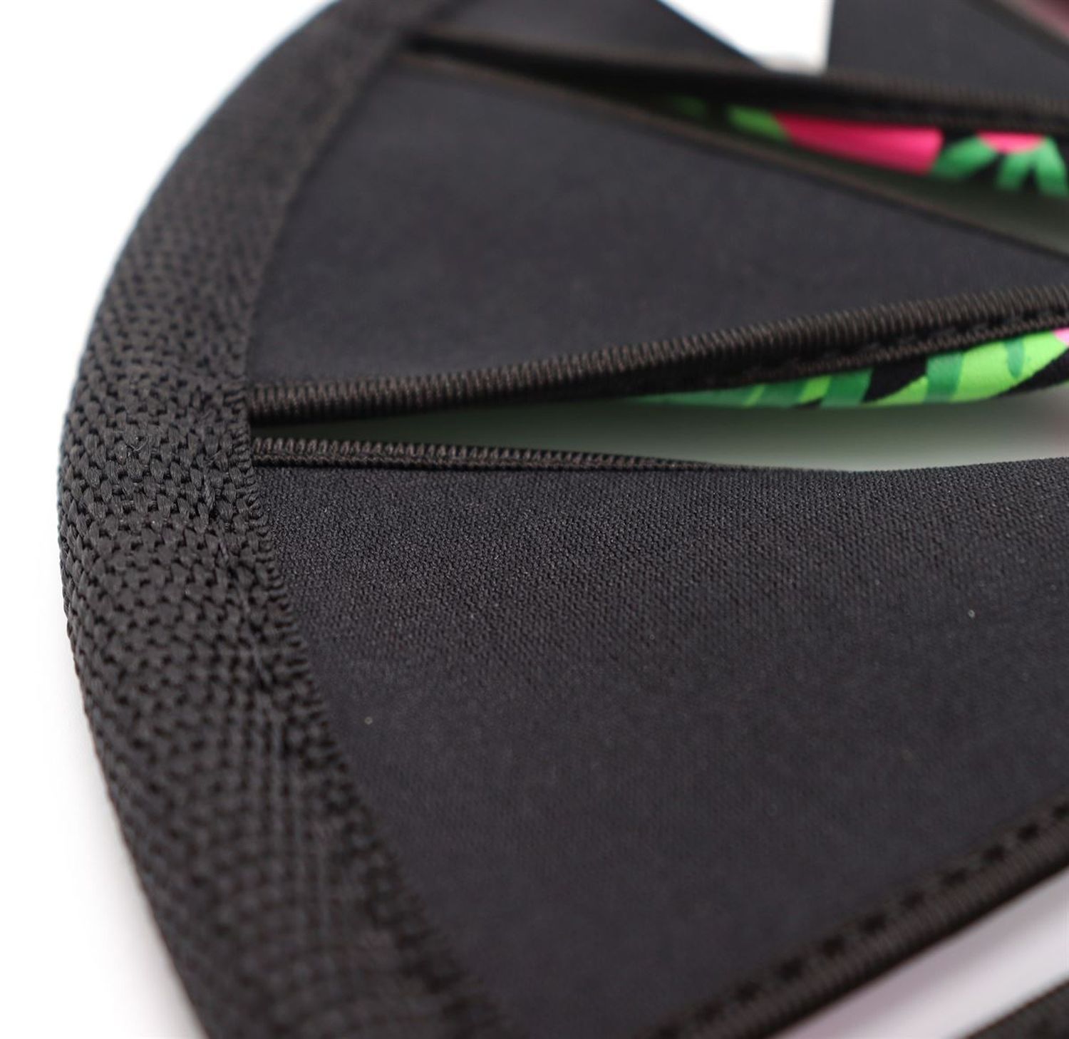 Nahaufnahme des schwarzen Rands des Flying Disk. Schwarzes Material mit Naht.
