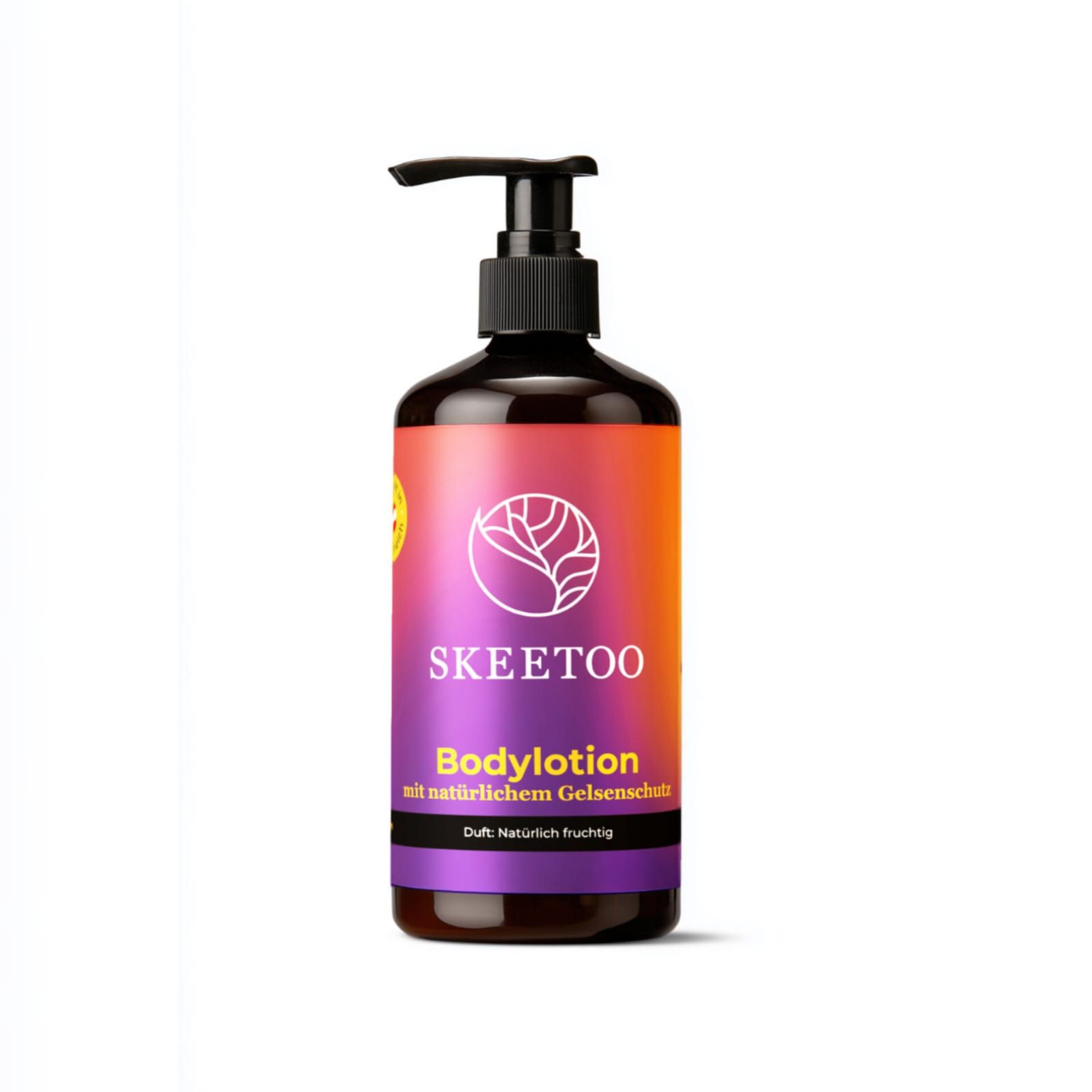 Braune Flasche mit schwarzem Pumpkopf. Etikett mit Logo und Schriftzug SKEETOO Bodylotion. Auf weißem Hintergrund.