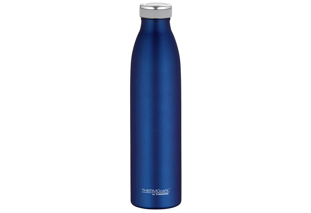 Blaue Thermosflasche mit silbernem Deckel. Schlanke Form, Markenlogo unten. Isoliert. Stehende Ansicht.