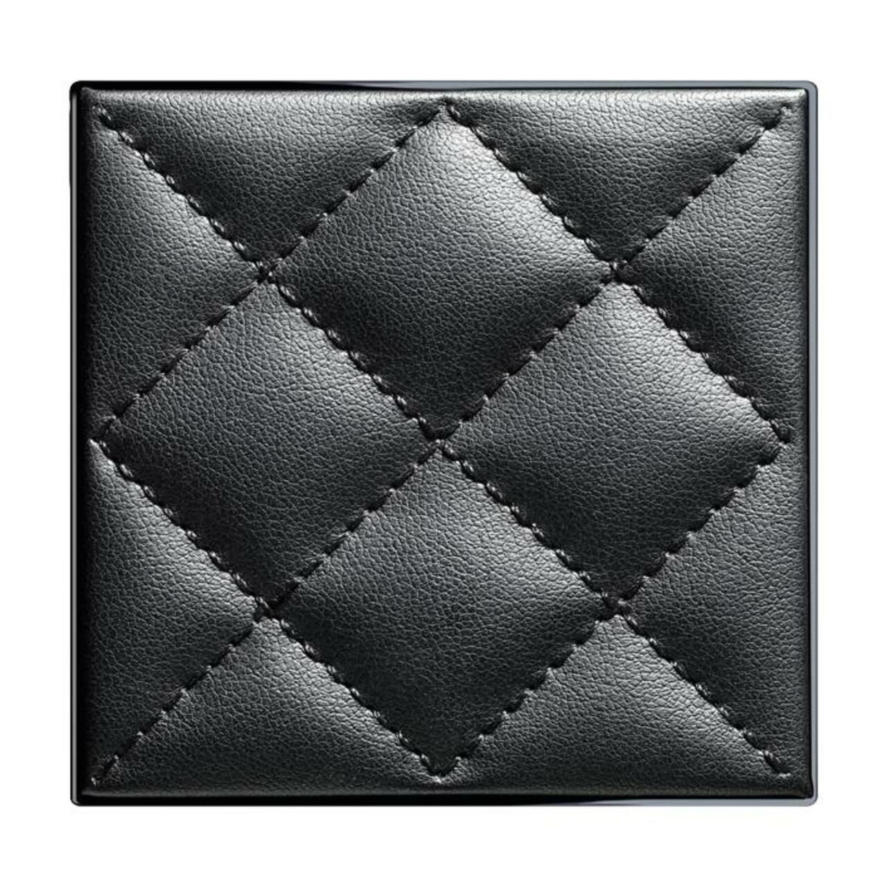 Quadratische, schwarze Kompaktpuder-Hülle mit geprägtem Rautenmuster.