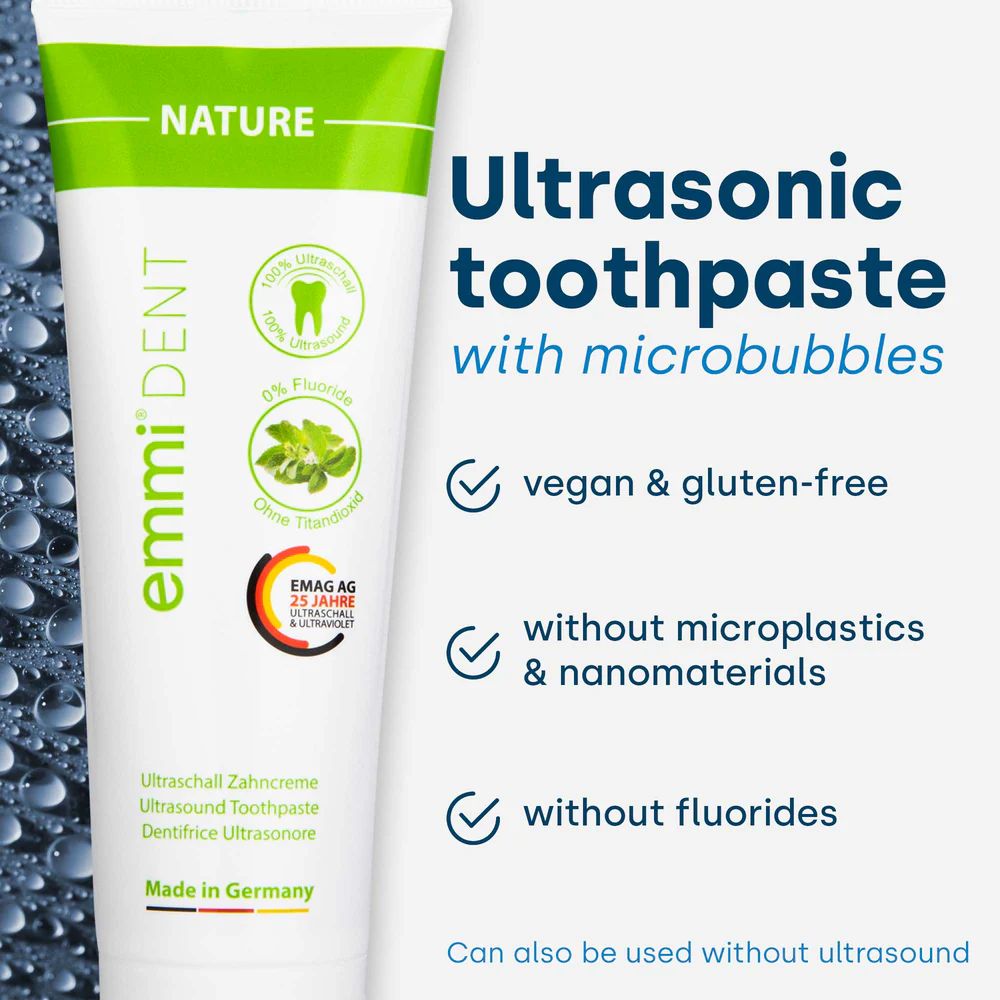 Zahnpasta-Tube mit grünen Akzenten. Text: emmi-dent, Nature, 0% Fluorid, ohne Titandioxid. Vegan & glutenfrei.