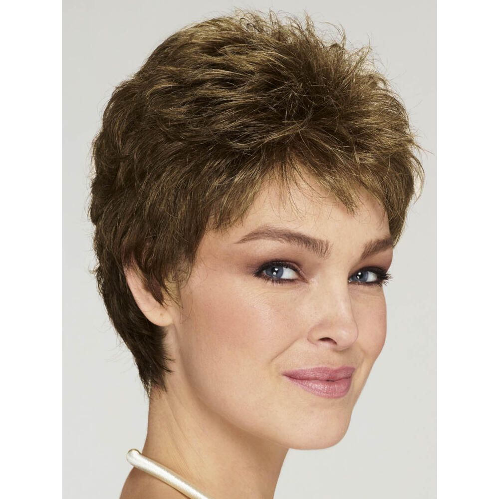 Kurzhaarperücke BREMEN von DELUXE. Braun-meliertes Haar, leicht gewellt. Frontalansicht einer Frau mit Perücke.