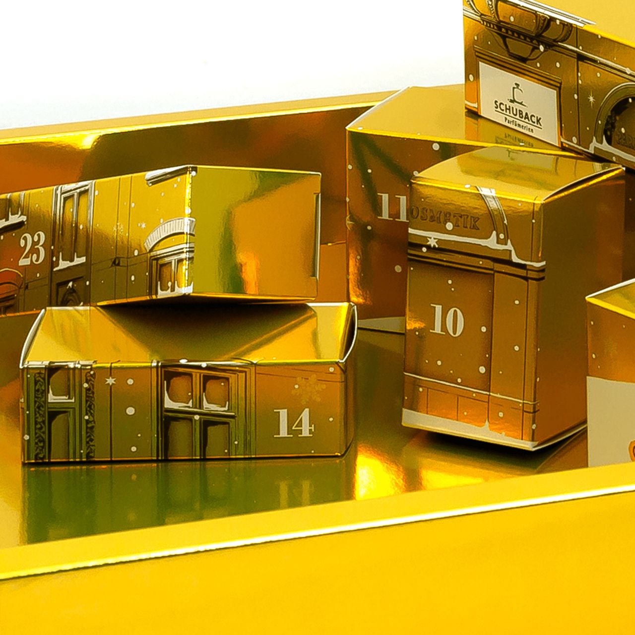 Nahaufnahme von geöffneten Adventskalender-Türchen. Goldfarben. Zahlen 10, 11, 14, 23. Fassaden-Dekor.