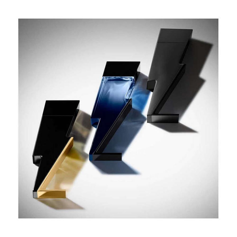 Drei Flakons in Blitzform. Schwarz, blau und schwarz mit goldfarbenem Fuß.