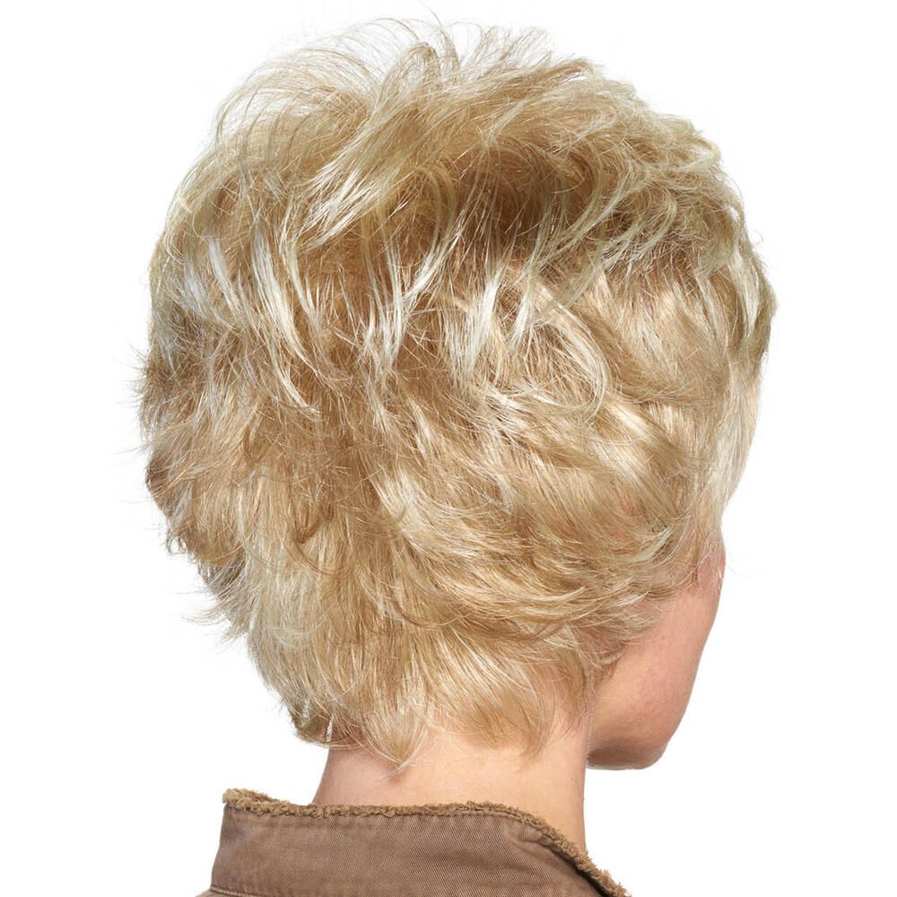 Kurzhaarperücke, blond mit Strähnen, Rückansicht. Frau mit brauner Jacke.