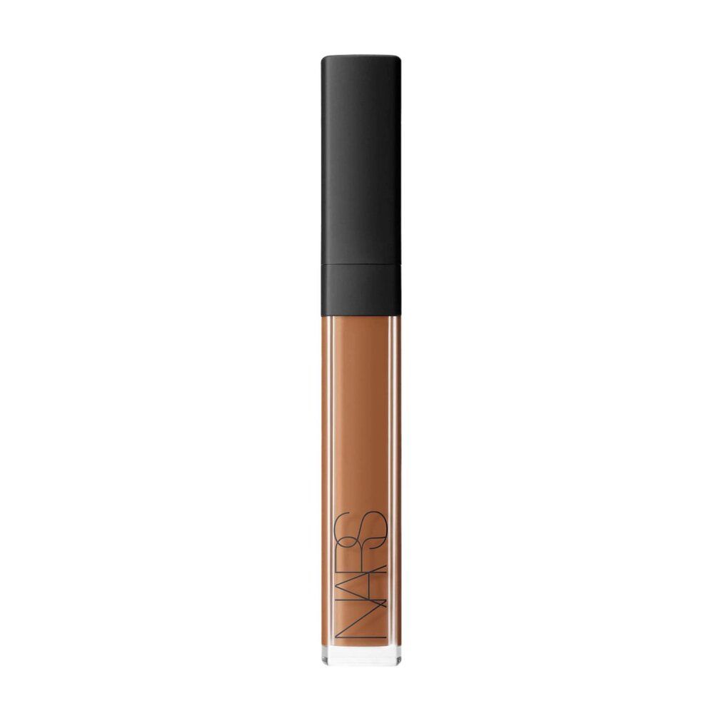 Konzentrierter Concealer in einer rechteckigen, transparenten Flasche mit schwarzem Deckel. Der Concealer ist braun. Das Logo NARS ist sichtbar.