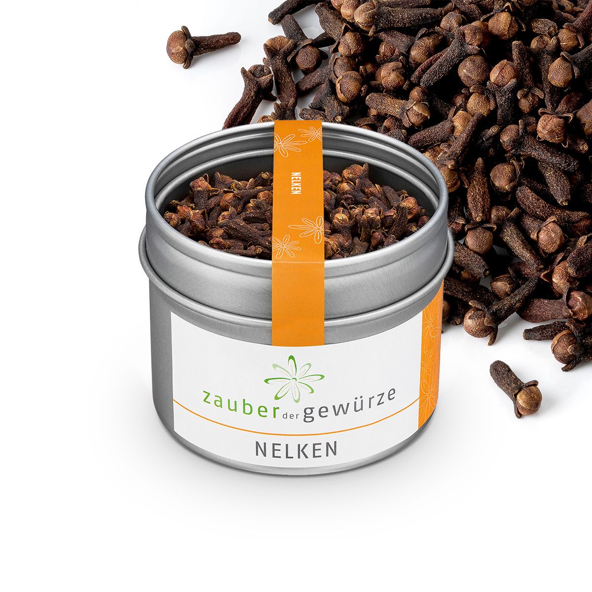 Zylindrische Dose mit Nelken, daneben verstreute Nelken. Orangefarbenes Etikett mit 'Nelken'. Aufkleber mit 'Zauber der Gewürze'.