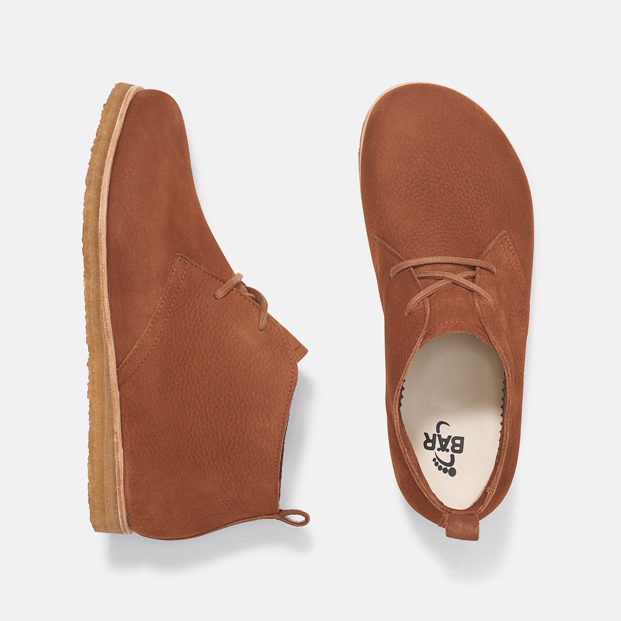 Braune Stiefelette von oben und von der Seite. Hellbraune Sohle. Innen: Logo.