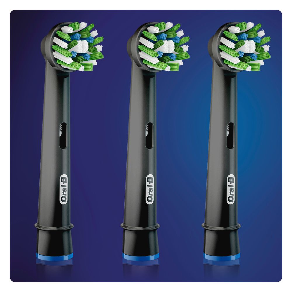 Tre testine Oral-B CrossAction nere con setole verdi, blu e bianche. Logo Oral-B sull'impugnatura.