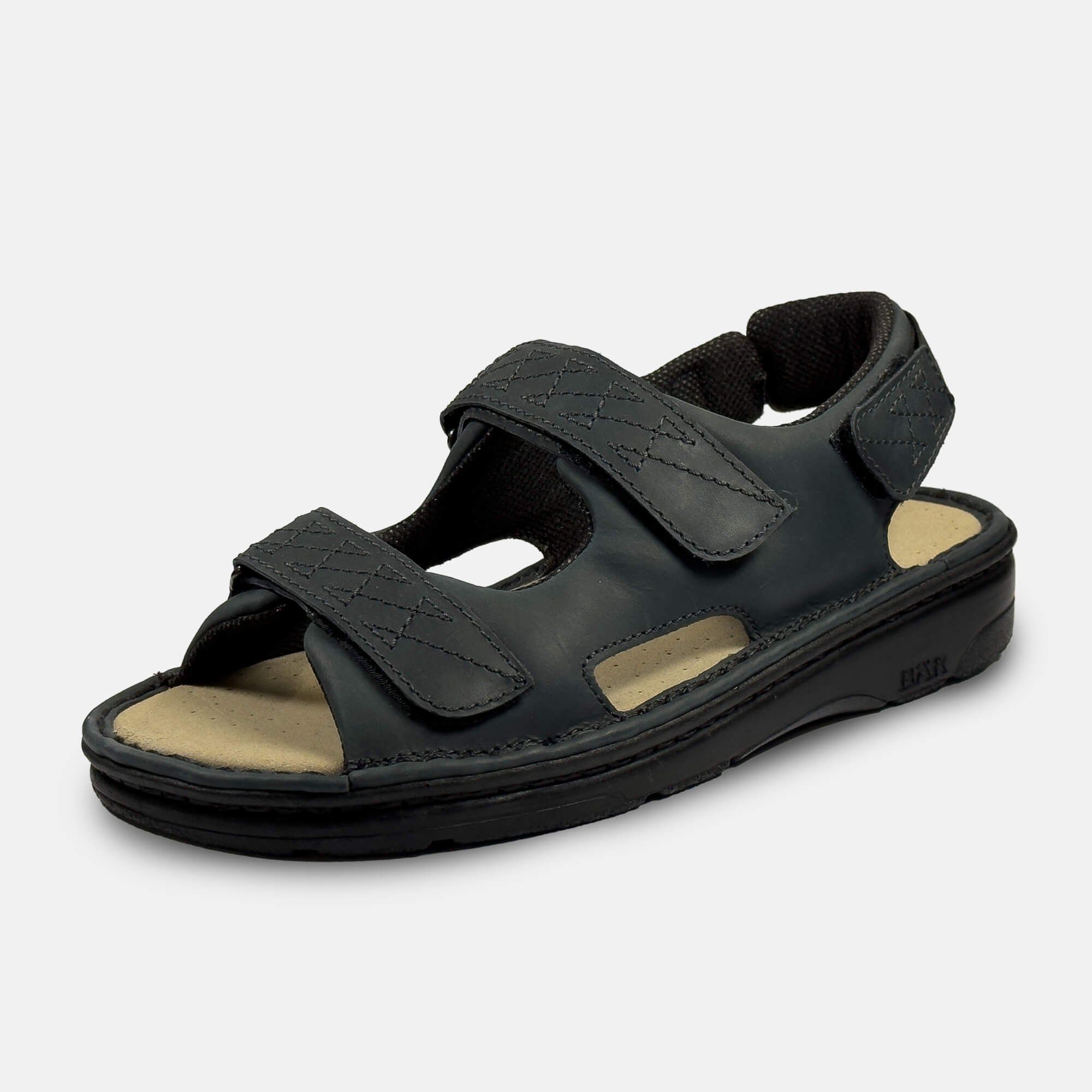 Dunkelblaue Sandale mit Klettverschlüssen. Schwarze Sohle, beige Innensohle. Perspektivische Ansicht.