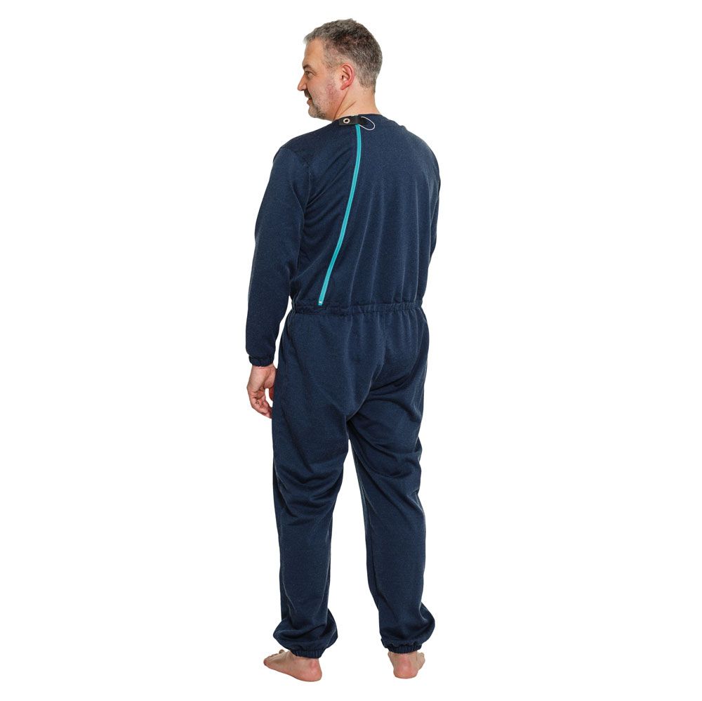 Blauer Pflegeoverall von hinten. Reißverschluss am Rücken. Sicherheitsknopf am Hals. Mann steht vor weißem Hintergrund.