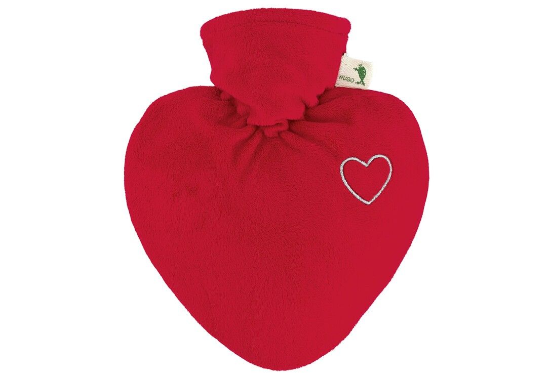 Rote Wärmflasche in Herzform. Veloursstoff mit weißer Herzapplikation. Mit Etikett.