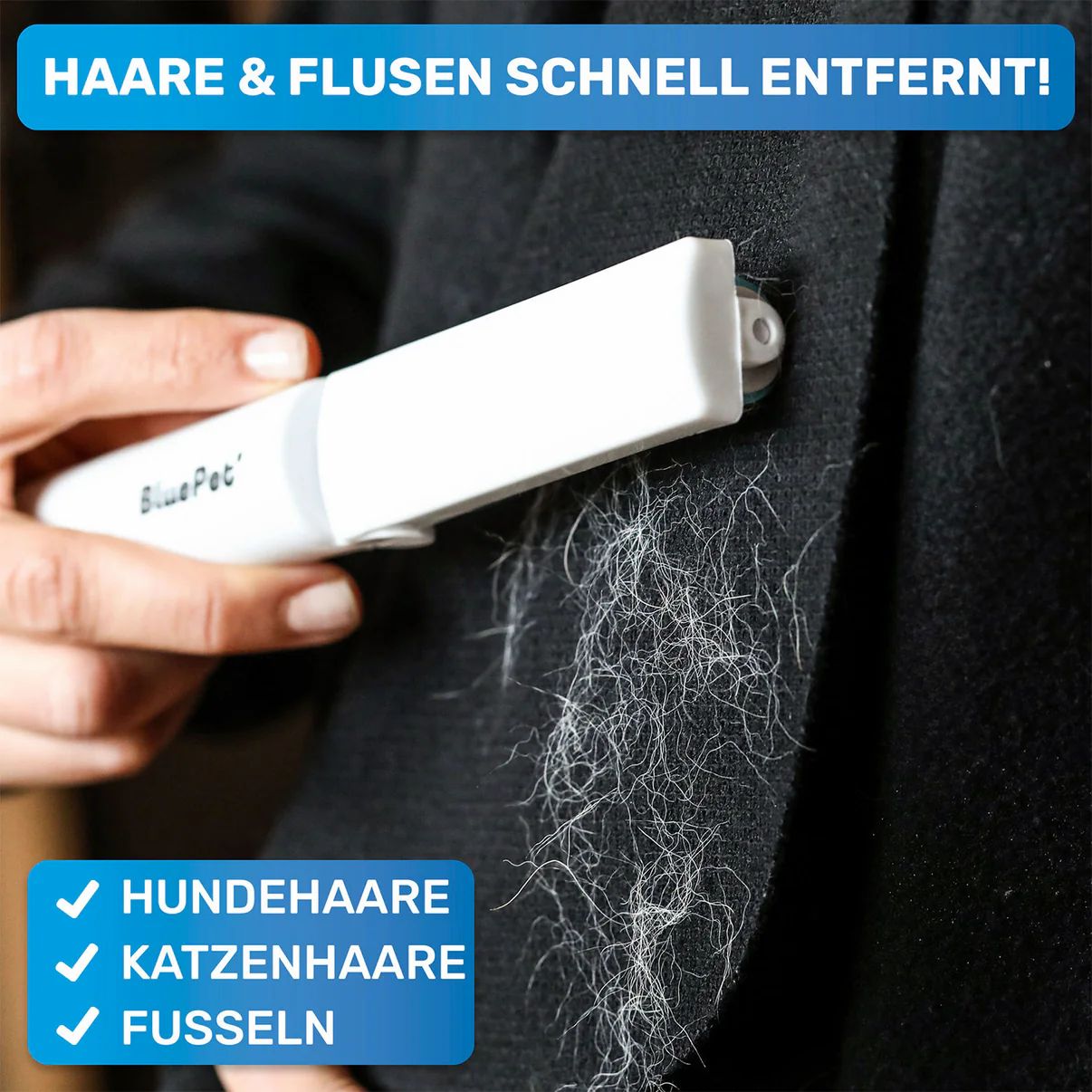 Weißer Mini-Fusselroller entfernt Haare und Flusen von schwarzem Stoff. Blaue Schriftzüge: Hundehaare, Katzenhaare, Fusseln.