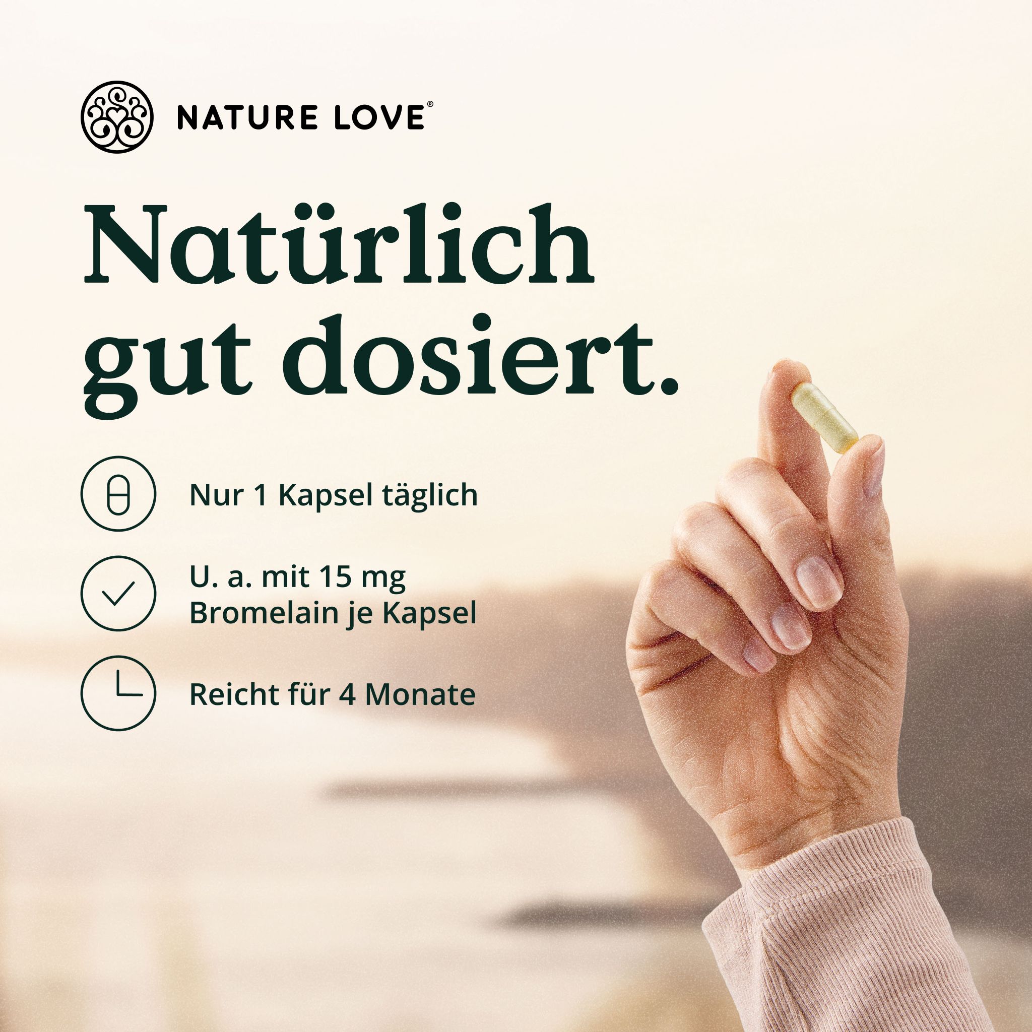Hand hält Kapsel, Text: Natürlich gut dosiert. Nur 1 Kapsel täglich.