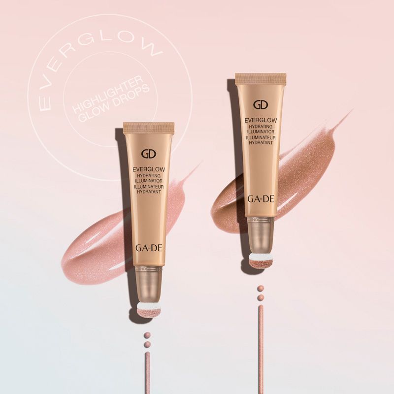 Zwei beige Tuben mit Applikator. Aufschrift: GD EVERGLOW HYDRATING ILLUMINATOR. GA-DE Logo. Applikator mit rosa Schwammspitze. Hintergrund mit Produkt-Textur.