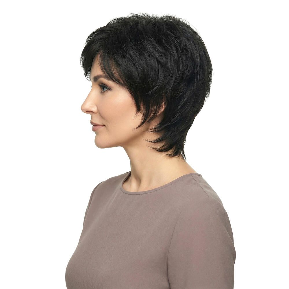 Kurzhaarperücke in Schwarz. Seitenansicht einer Frau in beigem Oberteil. Haarschnitt mit Pony.