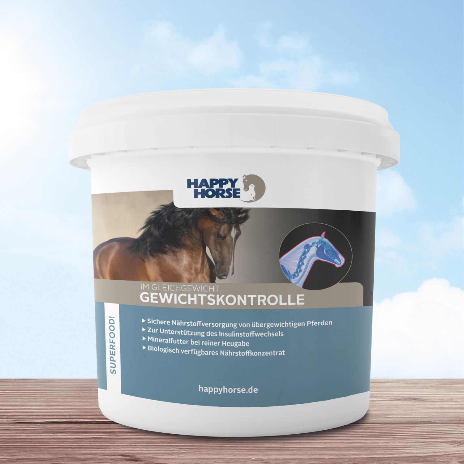 Weißer Eimer mit Produktetikett. Aufschrift: Happy Horse Gewichtskontrolle. Abbildung eines Pferdes. Blaue Grafik eines Pferdeskeletts.