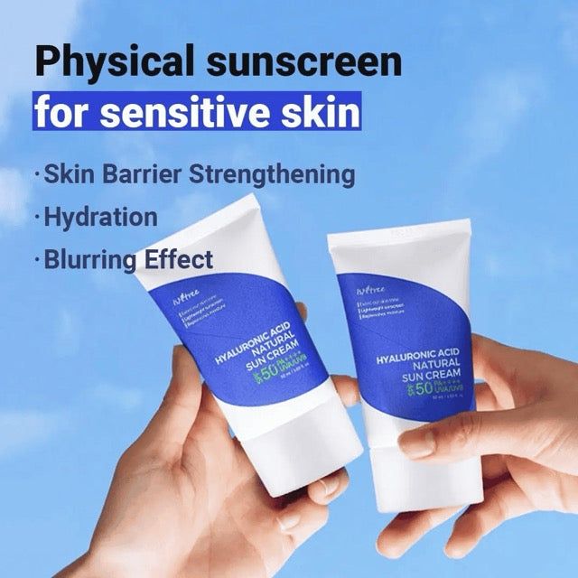 Zwei Tuben Isntree Hyaluronic Acid Natural Sun Cream SPF 50 werden von Händen vor blauem Himmel gehalten.