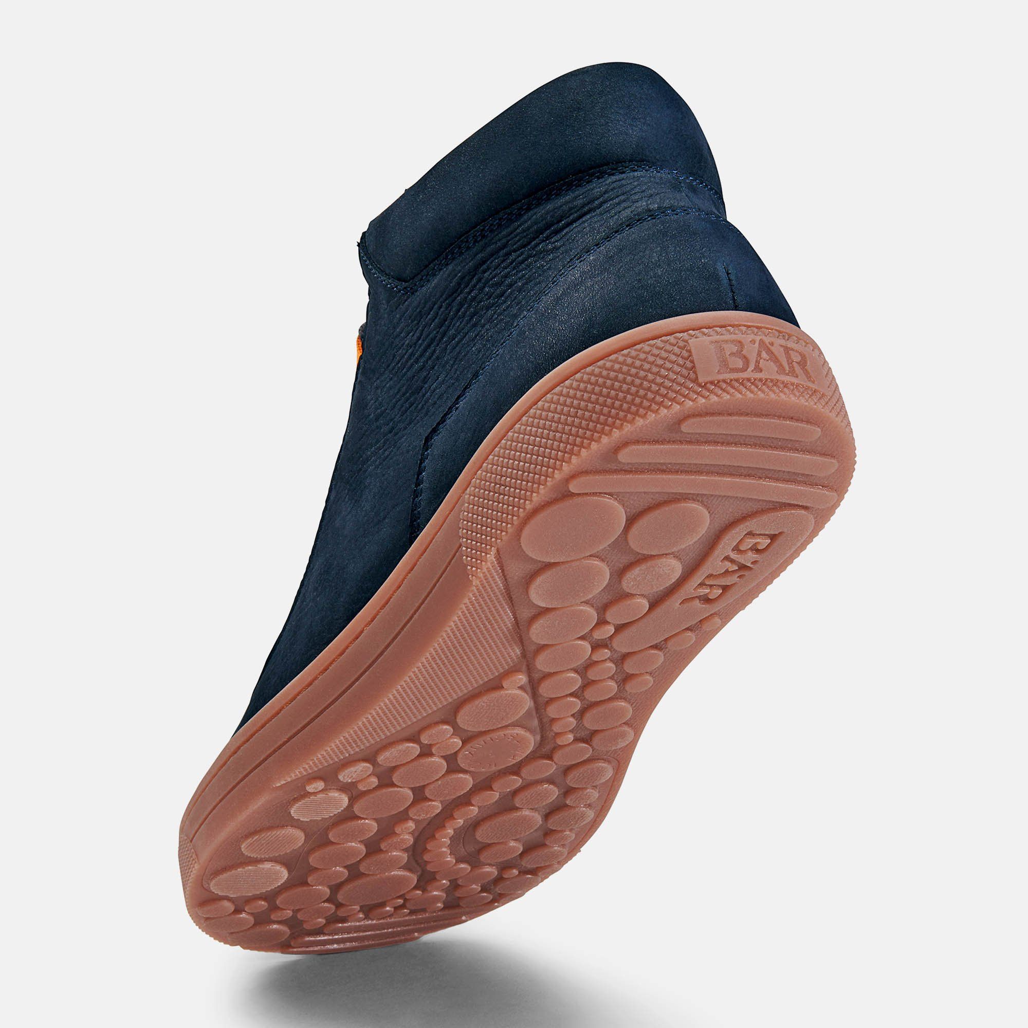 Blaue Stiefelette mit brauner Sohle. Sichtbare Sohle mit Logo. Hellgrauer Hintergrund.