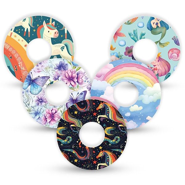 Verschiedene runde Fixierpflaster mit bunten Designs: Einhörner, Regenbogen, Blumen, Meerjungfrauen.