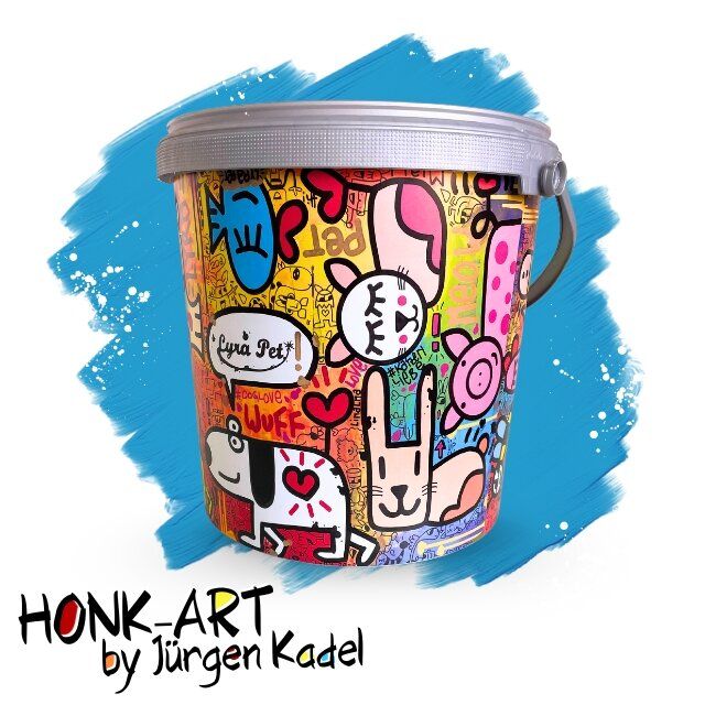 Eimer mit bunten Tierzeichnungen. "Lyra Pet" Schriftzug. "HONK-ART by Jürgen Kadel" Logo.