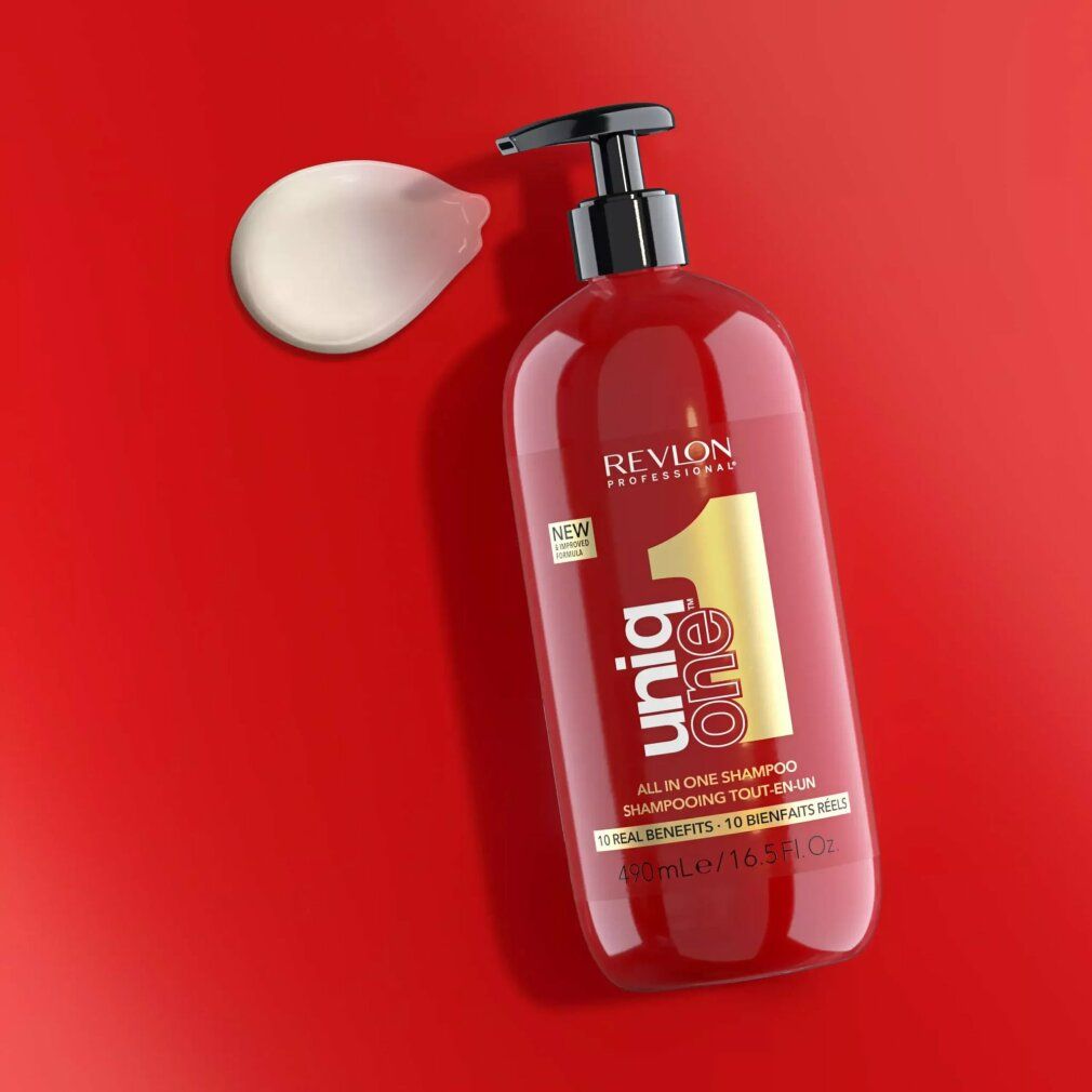 Große rote Flasche Revlon Uniq One Shampoo mit Pumpspender und Produktprobe.