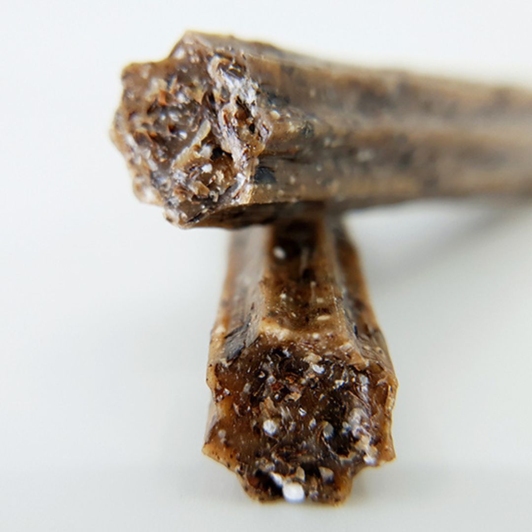 Nahaufnahme von zwei Puffed Sticks. Die Oberfläche ist uneben und weist eine braune Farbe auf.