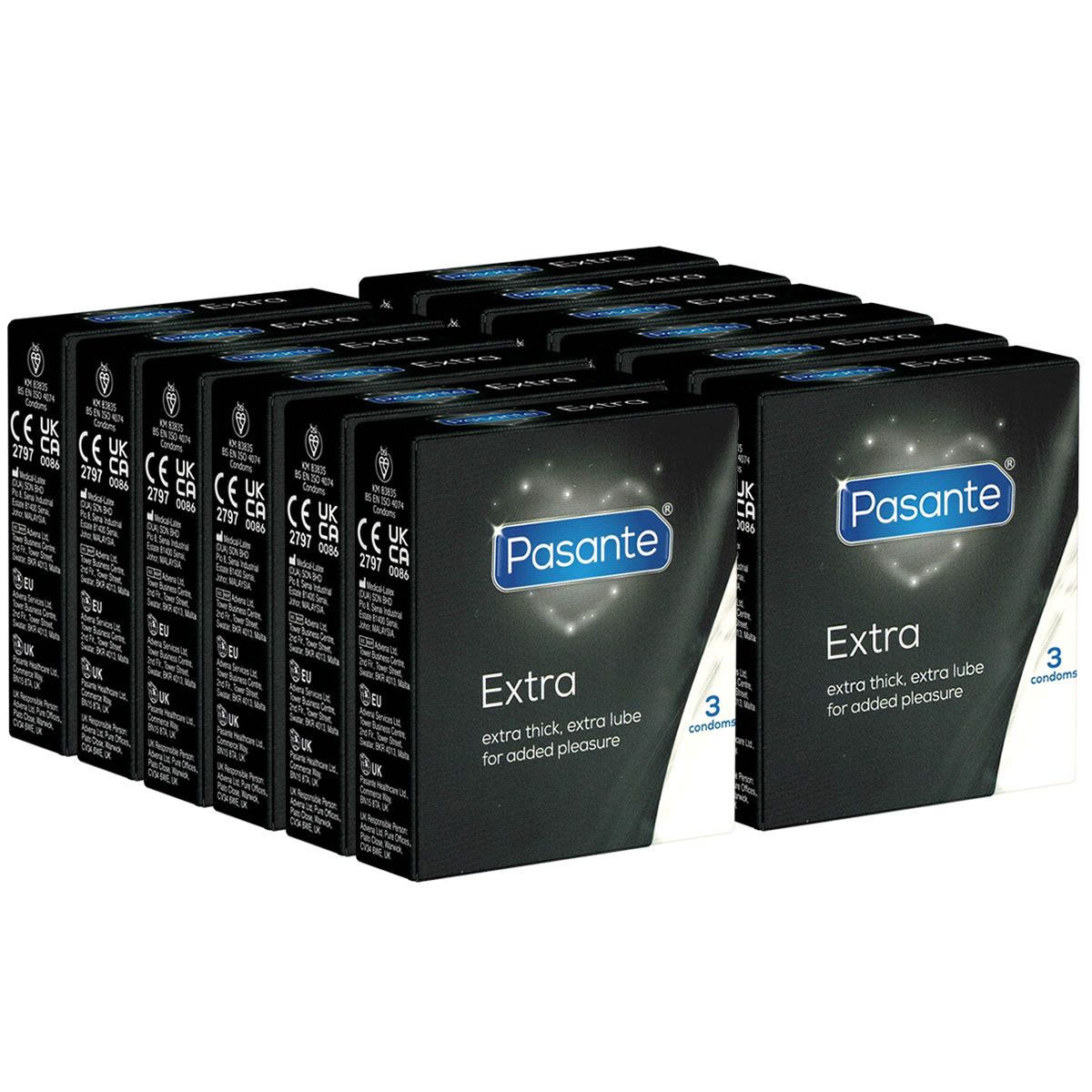 Mehrere Schachteln Pasante Extra Kondome. Schwarze Verpackung mit Logo und Produktbezeichnung. Jede Schachtel enthält 3 Kondome.