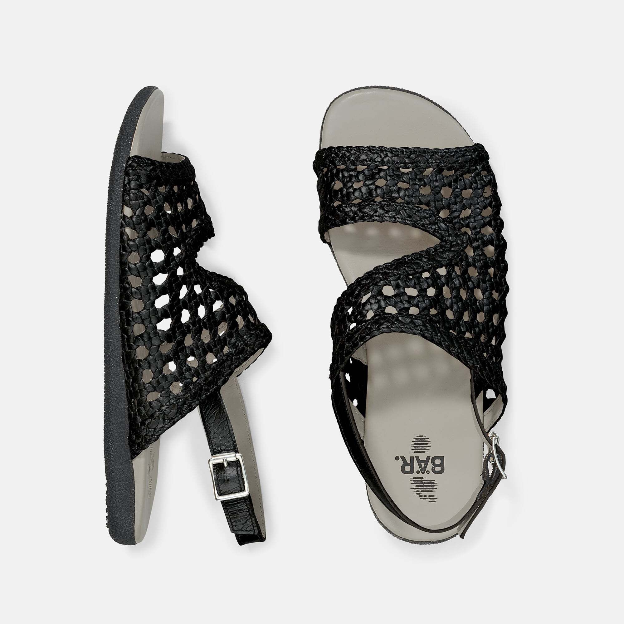 Draufsicht auf zwei schwarze Sandalen mit geflochtenem Obermaterial. Marke BÄR auf der Sohle.