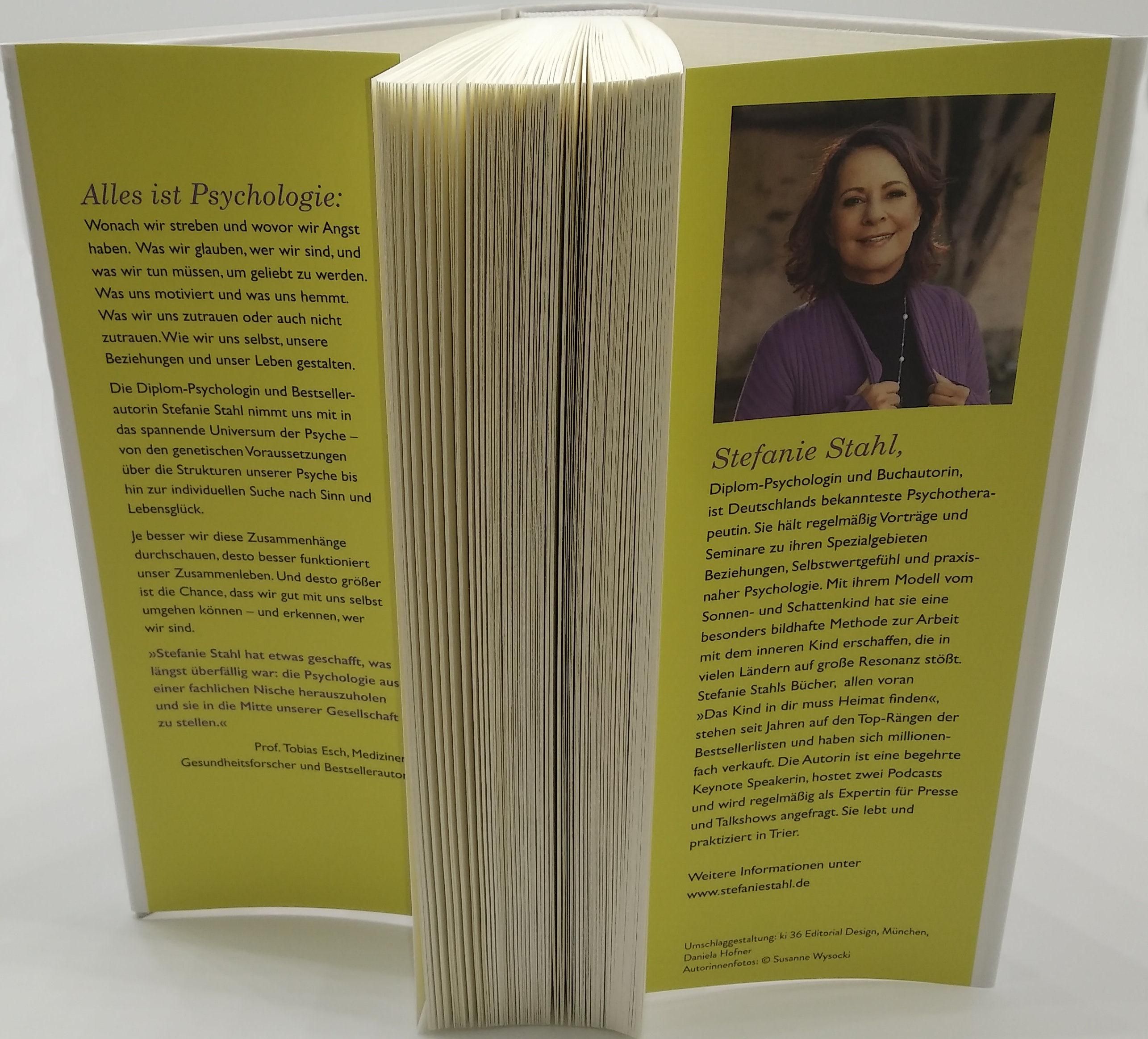 Buch Wer wir sind, von Stefanie Stahl. Offene Seiten. Text auf Deutsch. Autorinnen-Porträt auf der Rückseite.