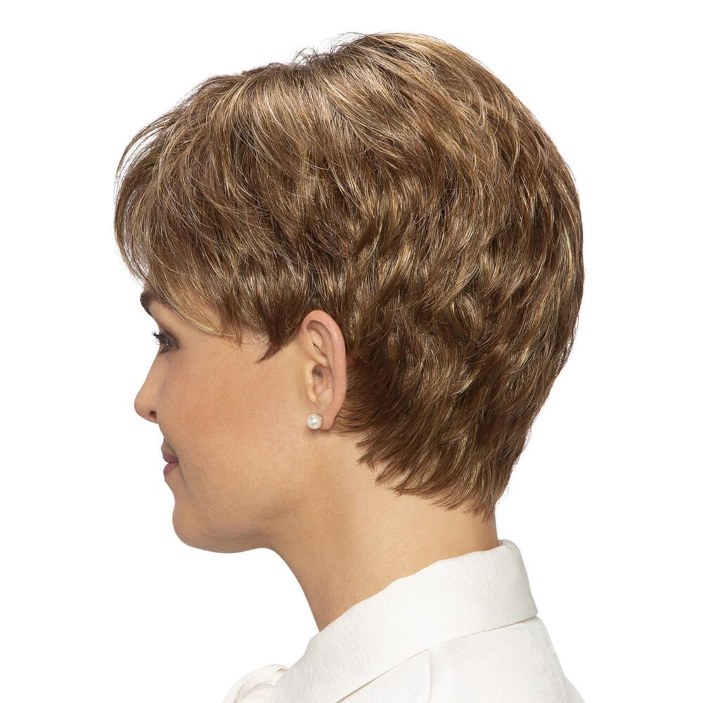 Kurzhaarperücke, blond-braun, seitliche Ansicht. Frau mit weißem Hemd. Perücke AMSTERDAM Comfort.