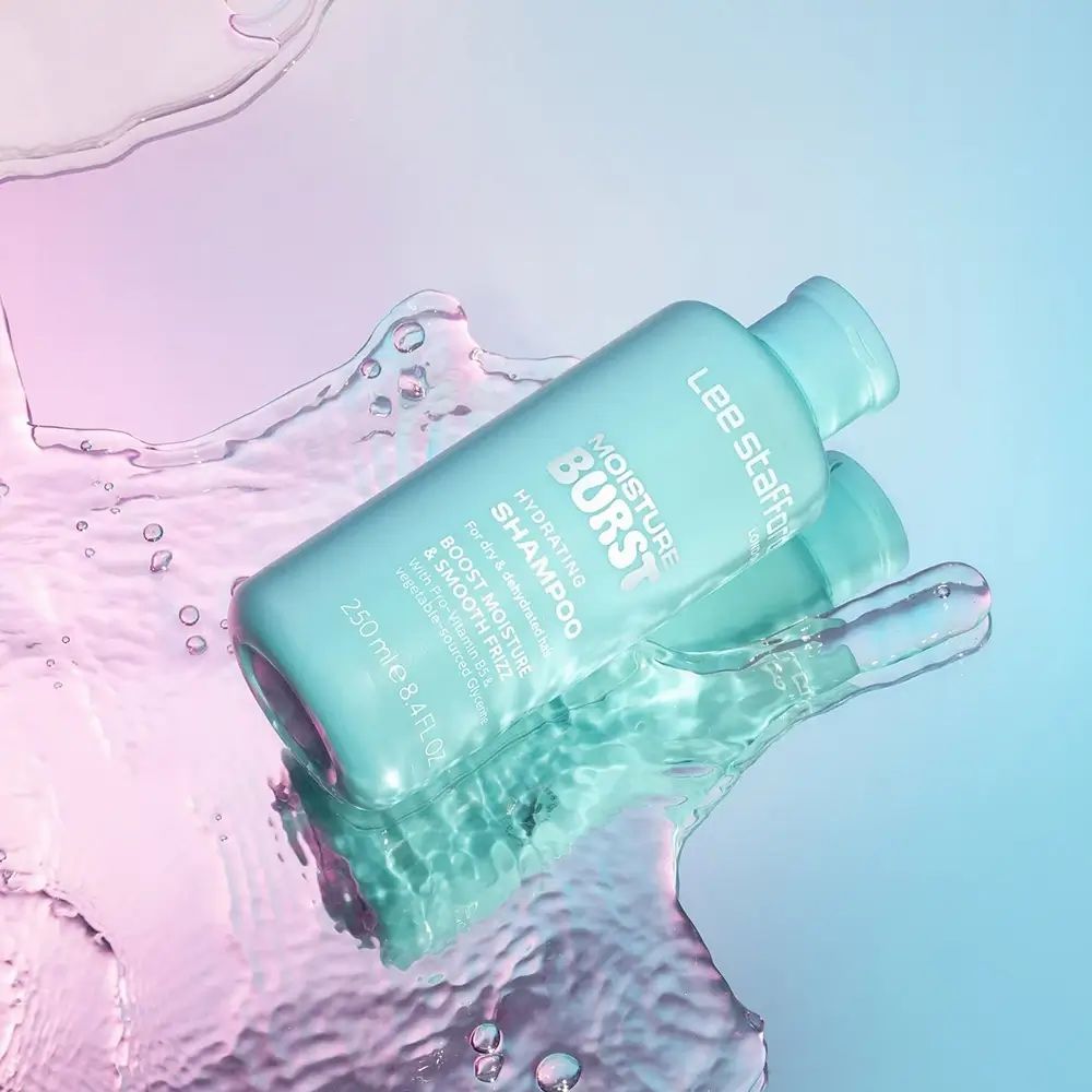 Türkisgrüne Shampoo-Flasche im Wasser. Aufschrift: Moisture Burst Hydrating Shampoo. Marke: Lee Stafford.