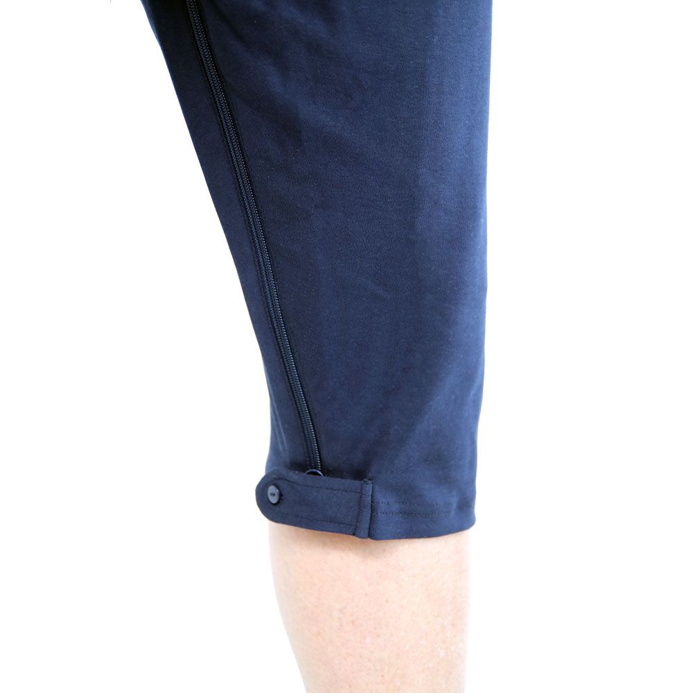 Nahaufnahme des blauen Overalls. Knopfverschluss am Beinabschluss. Kurze Hose.