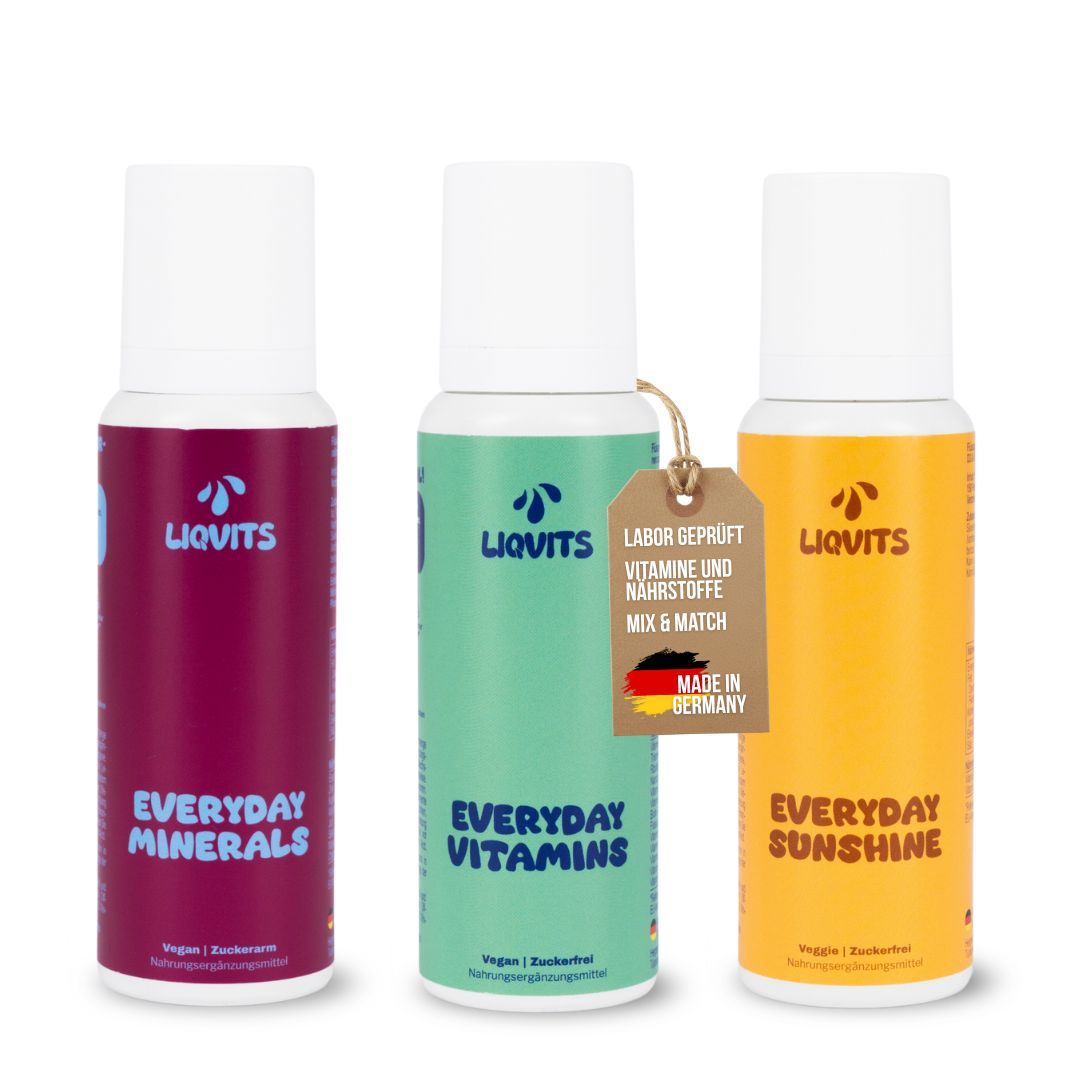 Drei Flaschen: pink, grün, gelb. Aufschrift: LIQUITS, EVERYDAY MINERALS, EVERYDAY VITAMINS, EVERYDAY SUNSHINE. Made in Germany.
