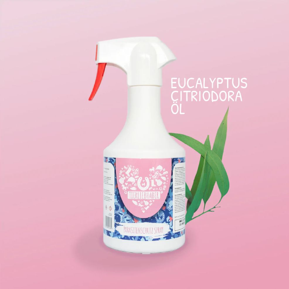 Weiße Sprühflasche mit rosa Etikett. Text: Tierliebhaber, Parasitenschutz Spray. Eukalyptus Citriodora Öl. Grüne Blätter.