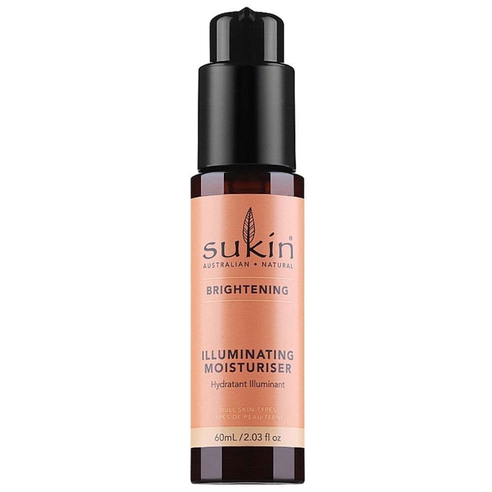 Braune Flasche mit schwarzem Deckel. Aufschrift: Sukin, Brightening, Illuminating Moisturiser. 60ml/2.03 fl oz.