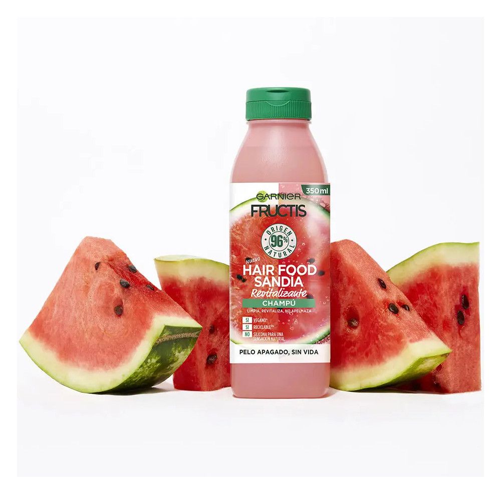 Flasche Shampoo mit Wassermelonen-Design, umgeben von Wassermelonenstücken. Grün-weißer Deckel, rosa Flüssigkeit.