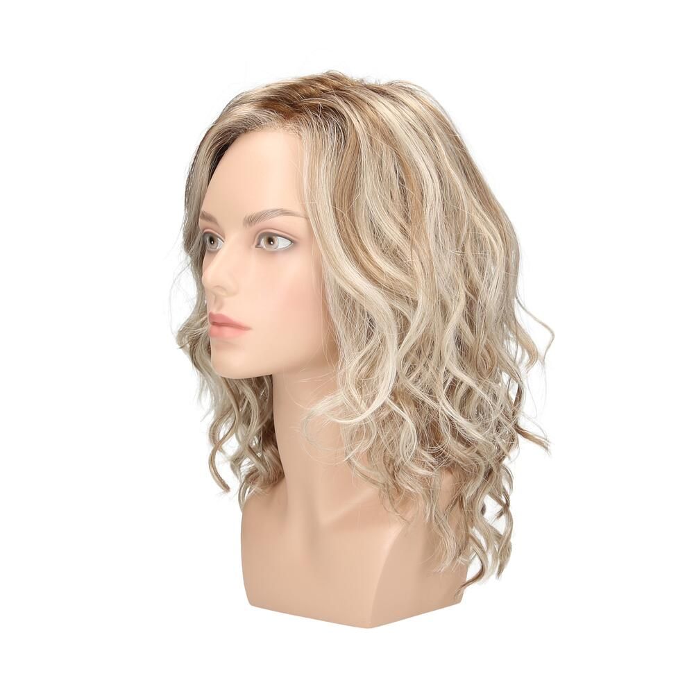 Perücke May von trendhair, blond gewellt, auf einem Schaufensterkopf. Seitenansicht.