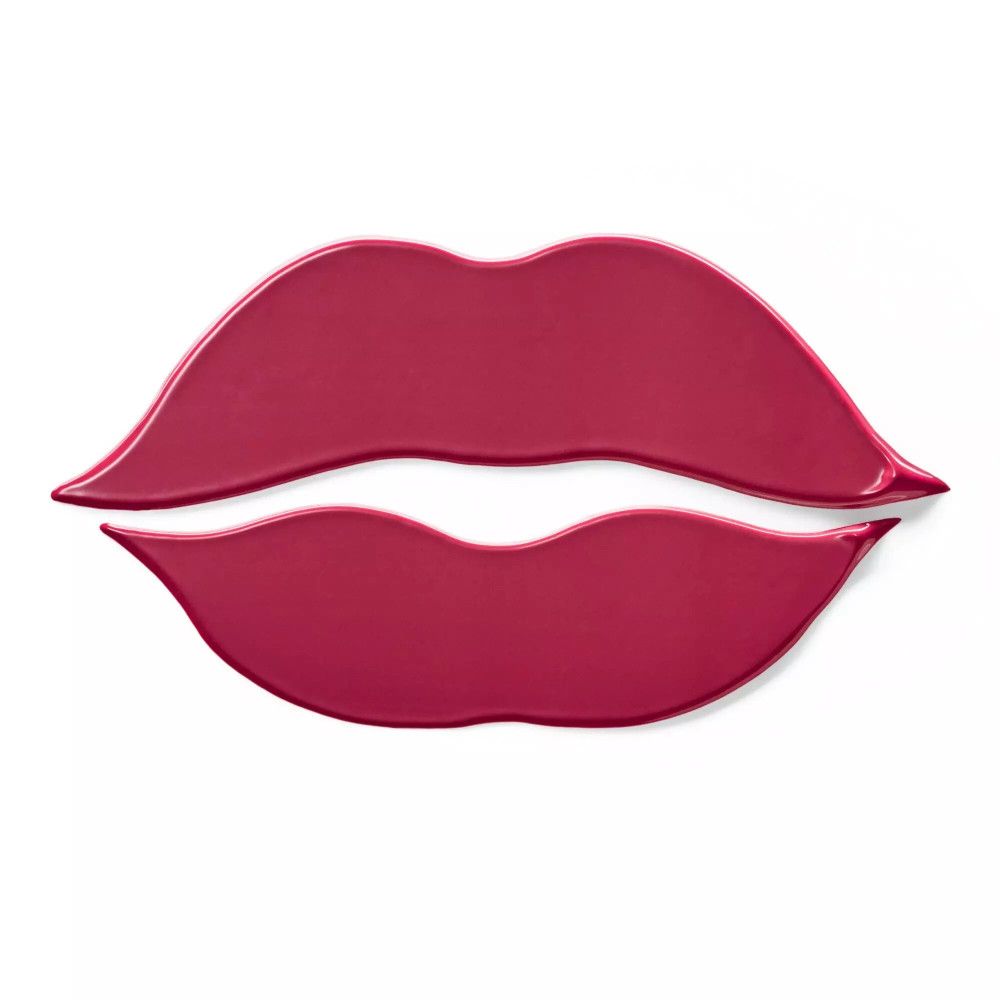 Zwei Lippen in pinker Farbe, auf weißem Hintergrund. Glänzende Oberfläche.