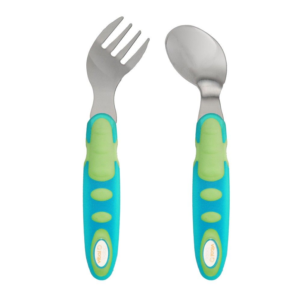 Gebogenes Kinderbesteck-Set. Gabel und Löffel mit blau-grünen Griffen. Metallteile gebogen.